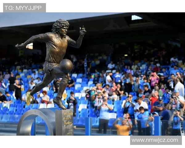 足球球星泥像艺术展览探索运动与雕塑的完美结合